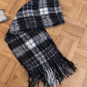 BDG Accessories - Gorgeous long soft scarf from Urban Outfitters BDG Accessories - Gorgeous long soft scarf from Urban Outfitters